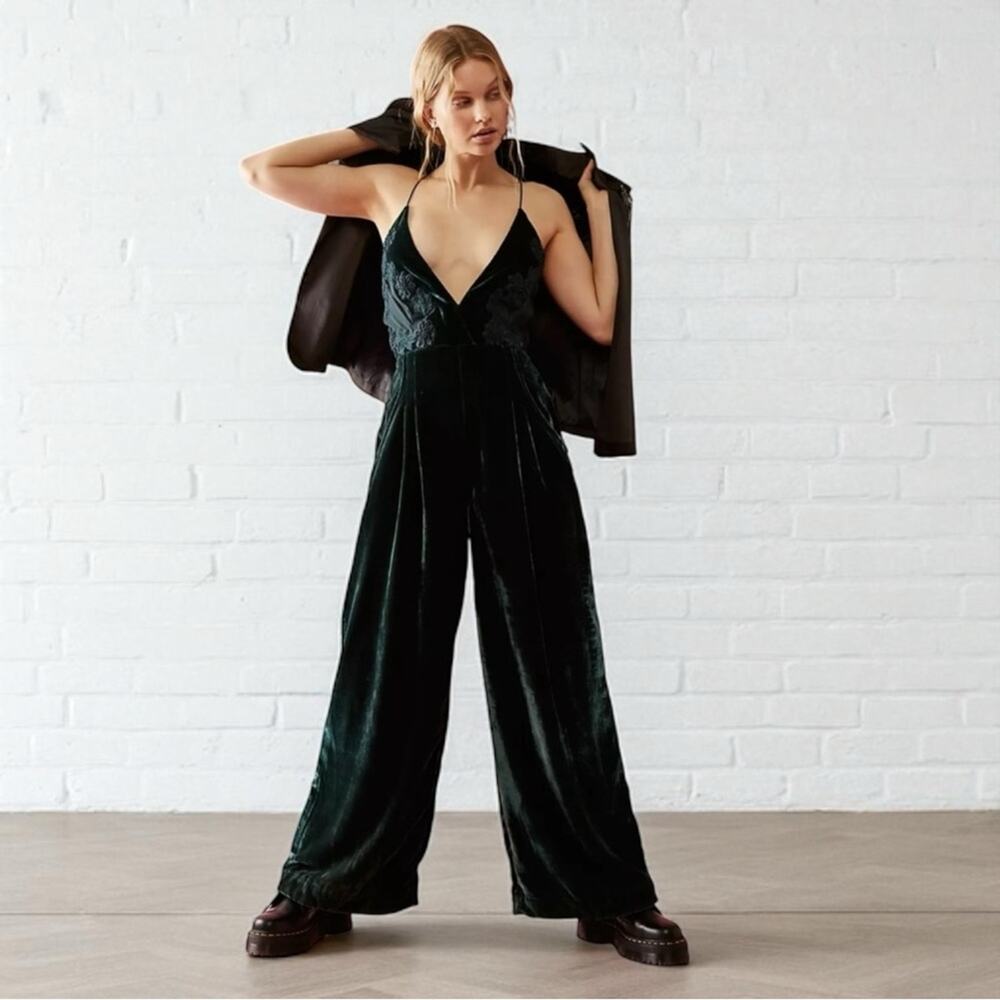 Free‎ People Wide Leg Velvet Jumpsuit Emerald Green Size Medium Deep V Neck